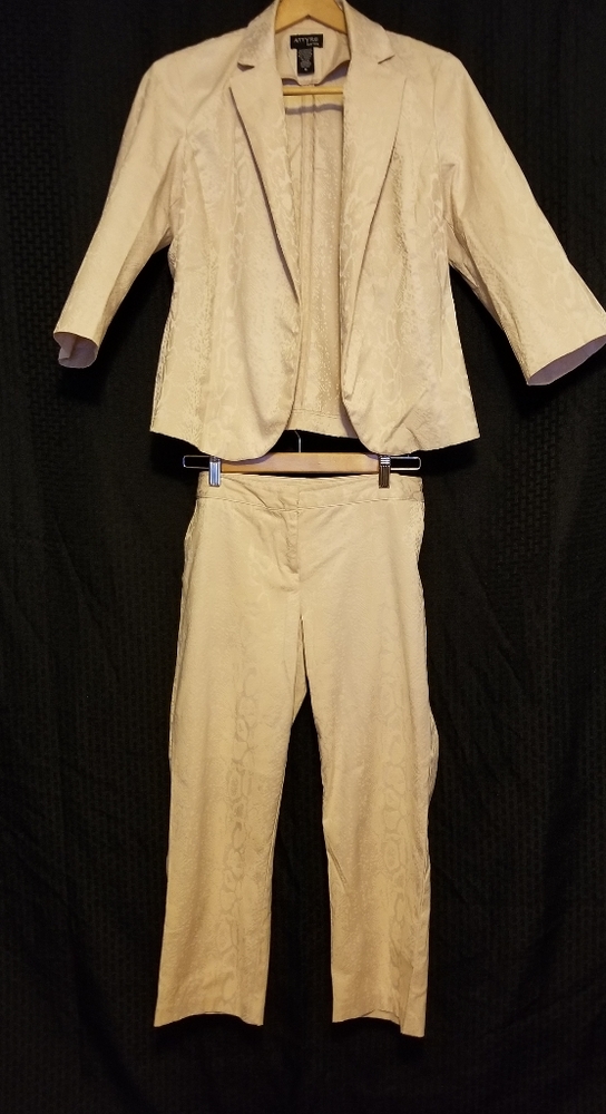 Patterned Attyre capri-length suit